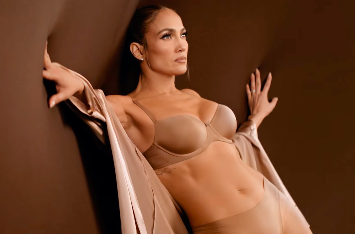 Jennifer Lopez este mai senzuală ca oricând în cea mai recentă campanie Intimissimi